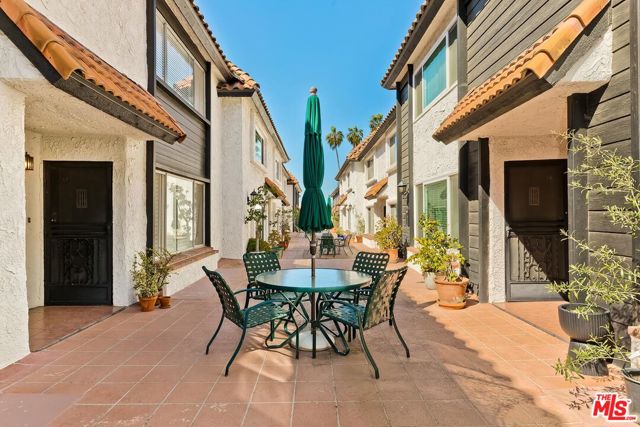 14332 Dickens Street, Sherman Oaks, California 91423, 2 Bedrooms Bedrooms, ,3 BathroomsBathrooms,Townhouse,For Sale,Dickens,24402457