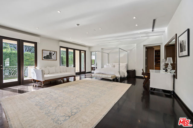 623 N ALTA Drive, Beverly Hills CA: https://media.crmls.org/mediaz/eba4a6b0-7e69-4f76-8b8a-8c303b630da0.jpg