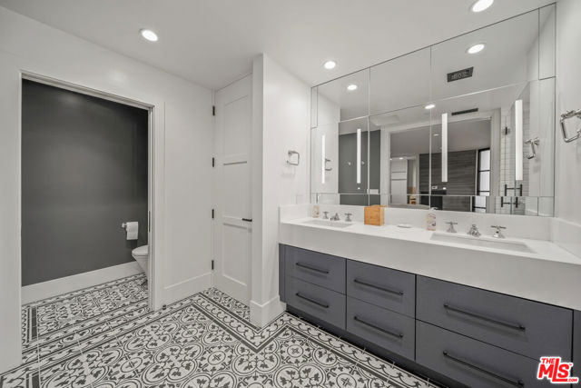 849 S Broadway, Los Angeles CA: https://media.crmls.org/mediaz/eba4c122-8b8e-49a5-b37c-961761ec6e58.jpg