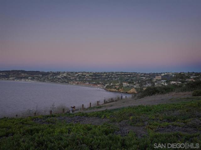 7963 Prospect Pl, La Jolla CA: https://media.crmls.org/mediaz/eba55fad-7b0f-4a7f-9df9-b909c8f94783.jpg