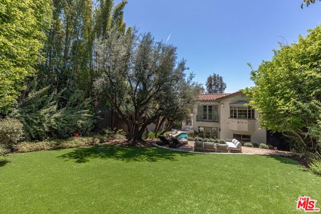 1136 N Doheny Drive, Los Angeles CA: https://media.crmls.org/mediaz/eba569f1-edc1-487e-af04-5688bd8a2d2e.jpg