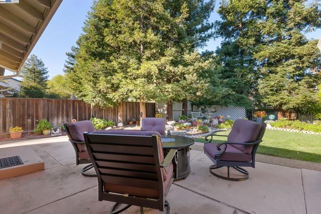 3803 Cheshire Ct, Pleasanton CA: https://media.crmls.org/mediaz/eba573b2-17b4-4d41-82ba-85fa8355ee7b.jpg