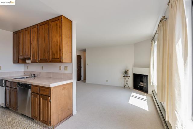 5177 Diamond Heights BLVD, San Francisco CA: https://media.crmls.org/mediaz/eba5aa4b-8677-43b6-9222-0559816eb419.jpg