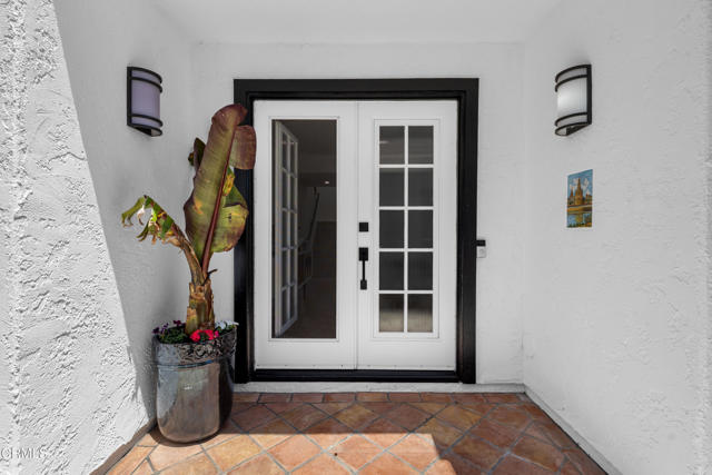 3960 W Hemlock Street, Oxnard CA: https://media.crmls.org/mediaz/eba5d250-bd8b-4588-b2db-38133350c4ea.jpg