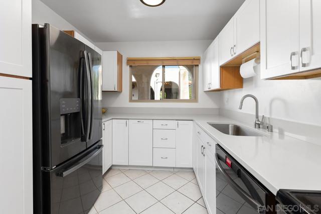 2530 Clairemont Dr, San Diego CA: https://media.crmls.org/mediaz/eba5e642-620f-41f9-af41-8cd1920999a0.jpg