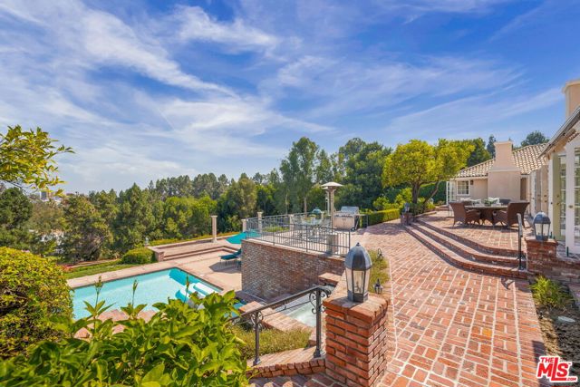 10820 Ambazac Way, Los Angeles CA: https://media.crmls.org/mediaz/eba76c8b-c6db-4156-a660-8fe504e95e71.jpg