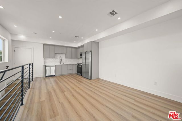 910 N Hudson Avenue, Los Angeles CA: https://media.crmls.org/mediaz/eba78678-6dd8-4e07-bd00-9c1782ddd386.jpg