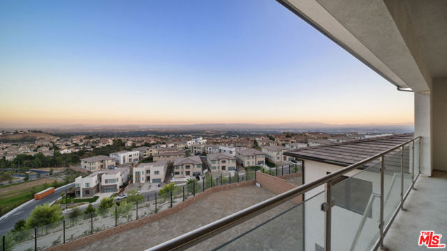 11782 N Hillsborough Lane, Porter Ranch CA: https://media.crmls.org/mediaz/eba79f14-2ae1-4c2c-9d30-3ebfece0e6df.jpg