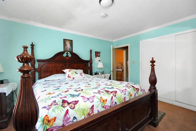 6133 Seminary Ave, Oakland CA: https://media.crmls.org/mediaz/eba7a3e2-d518-423c-8051-893bf69ccc09.jpg