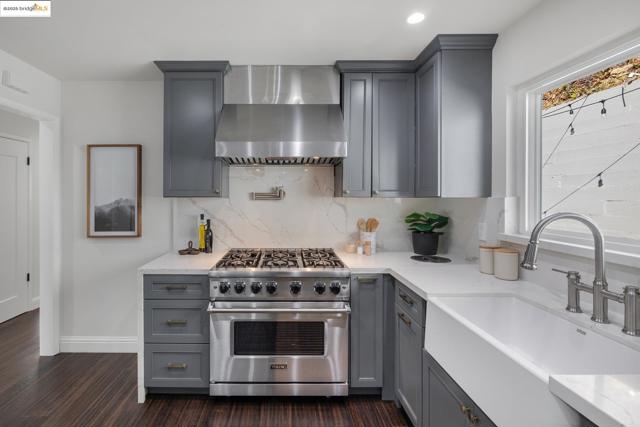 5646 Thornhill Dr, Oakland CA: https://media.crmls.org/mediaz/eba7cc8a-f5f7-4e10-9180-f468cb912fab.jpg