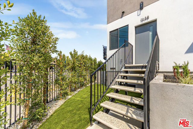 1636 Longwood Avenue, Los Angeles CA: https://media.crmls.org/mediaz/eba830bc-c565-480a-899b-9ec6cd92f4a1.jpg
