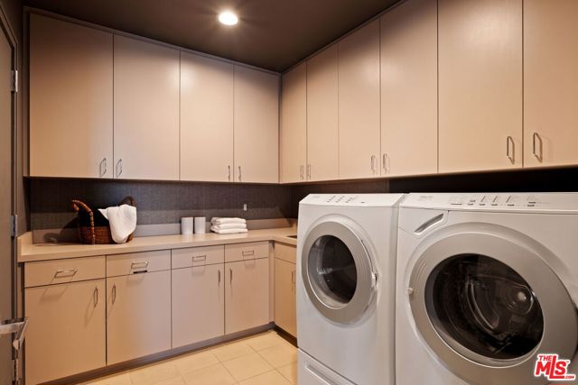1155 S Grand Avenue, Los Angeles CA: https://media.crmls.org/mediaz/eba84022-8fcd-4e17-b723-271675584a2f.jpg
