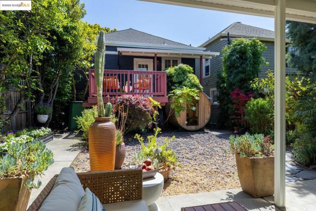 824 Arlington Avenue, Oakland CA: https://media.crmls.org/mediaz/eba9109d-8c1d-4fbb-8a18-a7c279309751.jpg