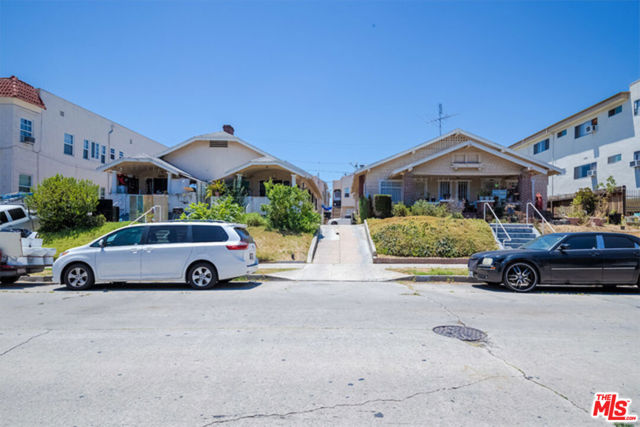 423 N Serrano Avenue, Los Angeles CA: https://media.crmls.org/mediaz/eba91ea8-893e-49e4-8ec8-3b1490334c99.jpg