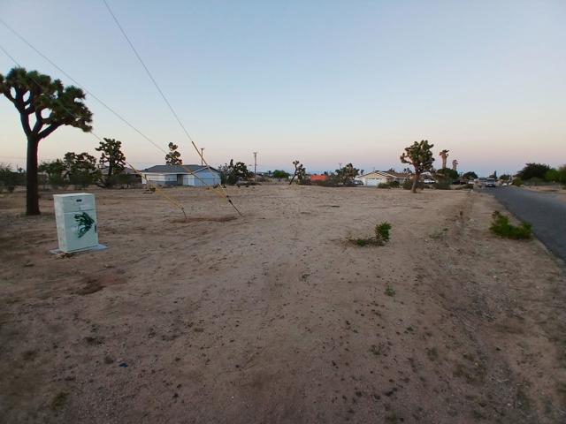 57752 Pimlico Street, Yucca Valley CA: https://media.crmls.org/mediaz/eba941bd-3213-4e2f-9e9e-2252473c7108.jpg