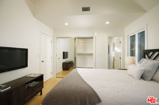 426 S Swall Drive, Beverly Hills CA: https://media.crmls.org/mediaz/ebaa20f6-165b-4250-9e99-5625ac5ae86b.jpg