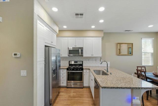 841 Fan Palm Ln, Brentwood CA: https://media.crmls.org/mediaz/ebaa563f-8e50-4537-a7d6-32810b1c81e4.jpg