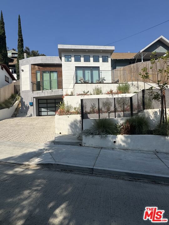 3850 Glenalbyn Drive, Los Angeles CA: https://media.crmls.org/mediaz/ebaa7f73-23b0-4cce-a19a-9e82fd941916.jpg