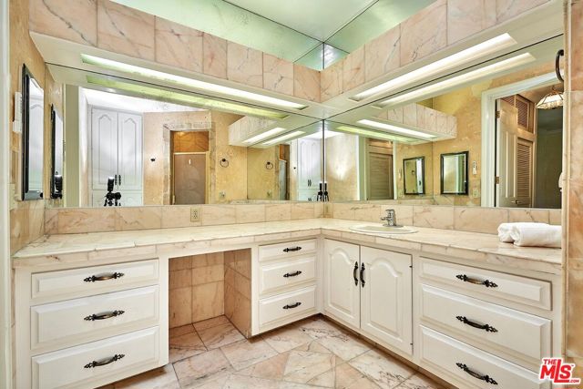 424 N Arden Boulevard, Los Angeles CA: https://media.crmls.org/mediaz/ebaa9f6d-7377-4c51-b371-3251184c09c5.jpg
