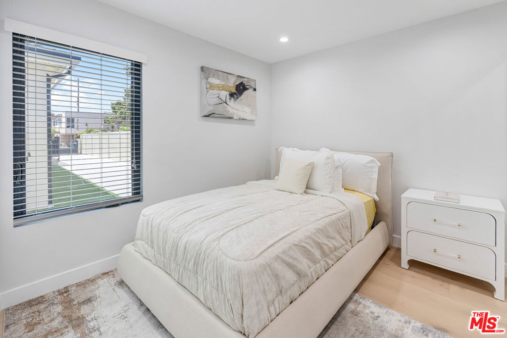 https://media.crmls.org/mediaz/ebabf7b7-8da7-4328-909f-8fa8a4ecce9a.jpg?preset=X-Large
