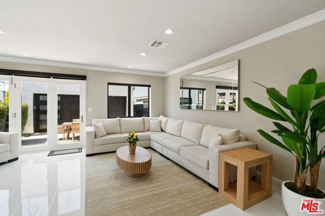 801 Howard Street, Marina del Rey CA: https://media.crmls.org/mediaz/ebac416e-1df0-408f-a550-7a5baff1ce36.jpg
