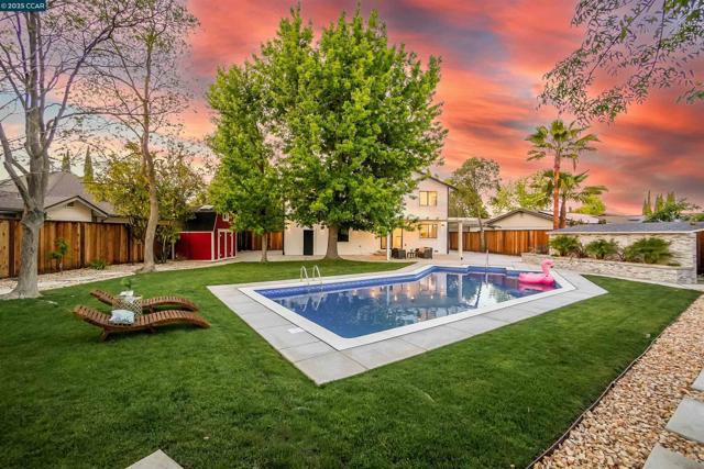 27 Briarwood Ct, Brentwood CA: https://media.crmls.org/mediaz/ebad673a-b382-4d4f-9e2e-0777faefbe72.jpg