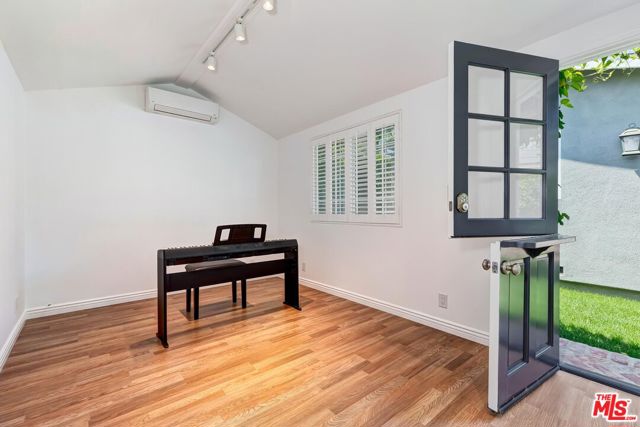 3504 Redwood Avenue, Los Angeles CA: https://media.crmls.org/mediaz/ebad87c3-321e-4386-88af-9ee07d7f2518.jpg