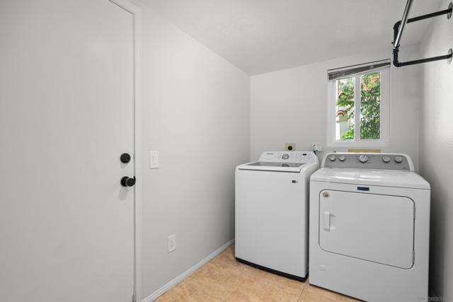 1572 Roma Dr, Vista CA: https://media.crmls.org/mediaz/ebadb56e-05bc-4fe9-9dc7-d574dbc8c496.jpg