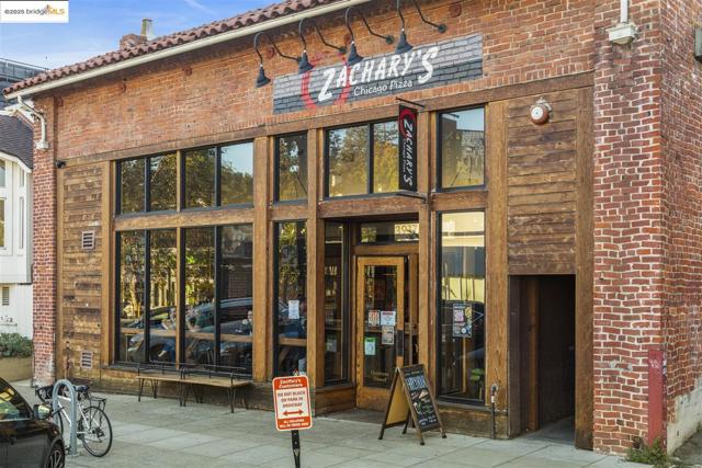 61 Wildwood Ave, Piedmont CA: https://media.crmls.org/mediaz/ebaef48a-a85d-44fd-ace9-04445a424903.jpg