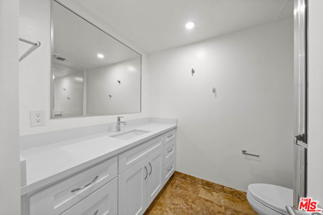 2160 Century Park East, Los Angeles CA: https://media.crmls.org/mediaz/ebaefcf3-0170-44ec-a4d5-7eca6e46d263.jpg