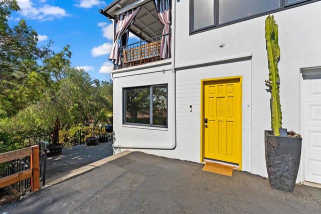 9586 Alto Dr, La Mesa CA: https://media.crmls.org/mediaz/ebaf8881-3d26-4f92-b42b-3476d3c5243b.jpg