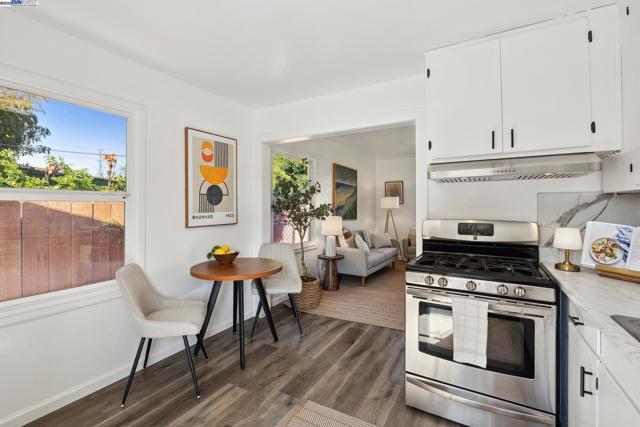 108 Cypress St, Alameda CA: https://media.crmls.org/mediaz/ebb05260-9042-46aa-83ad-2706ccfd72dd.jpg