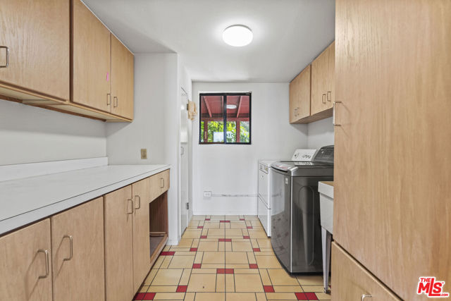3740 Multiview Drive, Los Angeles CA: https://media.crmls.org/mediaz/ebb0b724-5af9-4871-8807-728723c548df.jpg