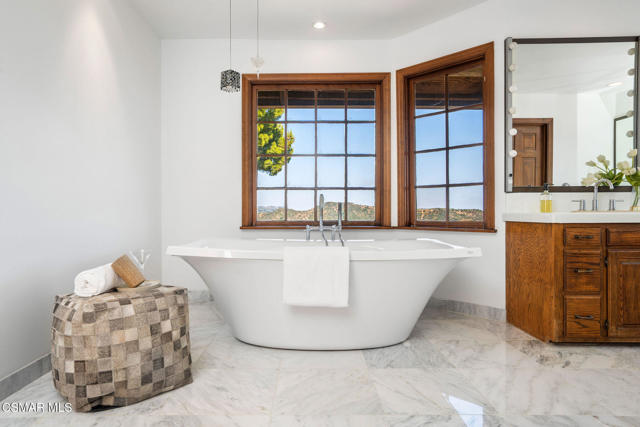 2457 Angelo Drive, Los Angeles CA: https://media.crmls.org/mediaz/ebb0c4ee-14af-4700-a3fb-684300d828e6.jpg