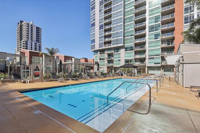 800 The Mark Ln, San Diego CA: https://media.crmls.org/mediaz/ebb0ccf7-7081-4963-803a-9cd089c1b769.jpg