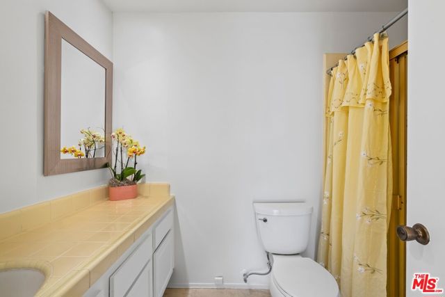 429 N Oakhurst Drive, Beverly Hills CA: https://media.crmls.org/mediaz/ebb0e706-6f79-4c02-9f73-4239b89008ac.jpg