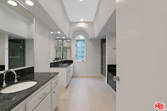 10118 Empyrean Way, Los Angeles CA: https://media.crmls.org/mediaz/ebb1567d-3bd7-4c7f-9365-555fec462716.jpg