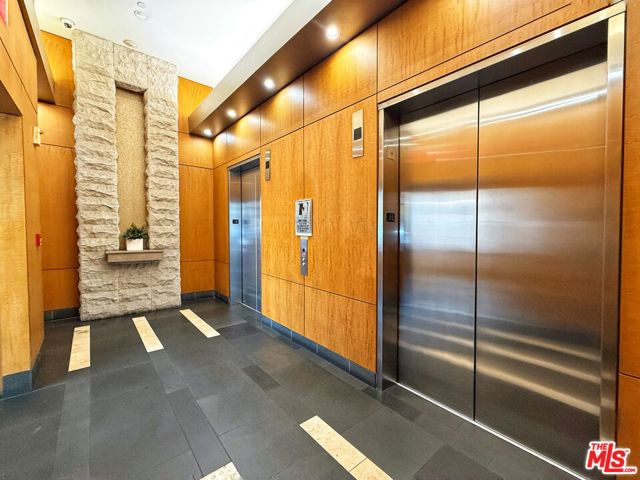 717 W Olympic Boulevard, Los Angeles CA: https://media.crmls.org/mediaz/ebb2c900-a568-4ef9-94b9-9e6e33f275b2.jpg