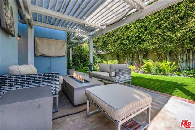 420 S Broadway, Redondo Beach CA: https://media.crmls.org/mediaz/ebb30711-a0d8-4f1f-9641-2e737eb4ffa1.jpg