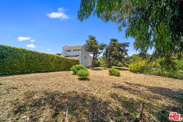 31826 Broad Beach Road, Malibu CA: https://media.crmls.org/mediaz/ebb3b404-e000-46d4-a34a-9bbf6e8570b2.jpg