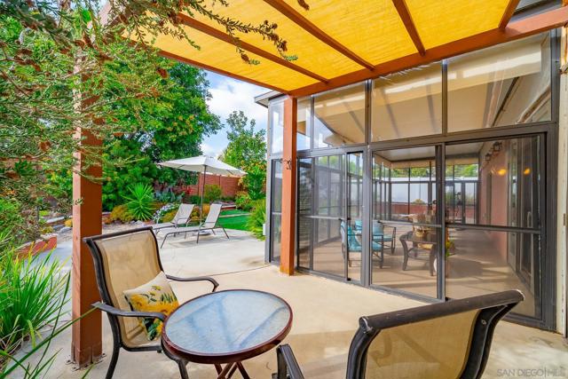 6433 La Paloma Street, Carlsbad CA: https://media.crmls.org/mediaz/ebb3de85-28b1-4565-8c6a-e9372432053f.jpg