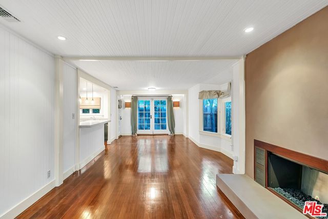2636 5th Street, Santa Monica CA: https://media.crmls.org/mediaz/ebb412a6-62ba-406e-aaa1-efcf4694df6c.jpg