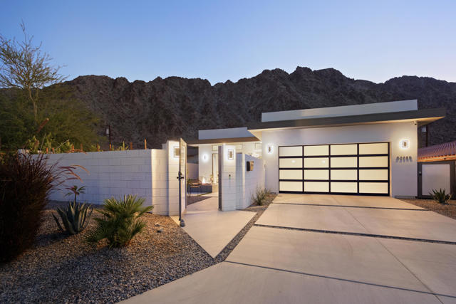 52085 Avenida Cortez, La Quinta CA: https://media.crmls.org/mediaz/ebb6d666-a9ad-466d-85a9-0f834bc3568c.jpg