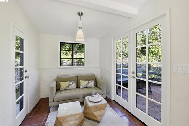 44 Highgate Rd, Kensington CA: https://media.crmls.org/mediaz/ebb75e3e-d4e7-4804-b13f-7f94af1422d7.jpg