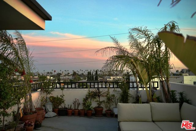 5961 Fountain Avenue, Los Angeles CA: https://media.crmls.org/mediaz/ebb8195a-977d-42ea-814a-fde7620c1997.jpg