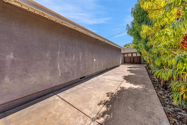 1024 Berkeley Avenue, Menlo Park CA: https://media.crmls.org/mediaz/ebb88f74-0fd5-4e17-9dc3-1e7100fc9ce2.jpg