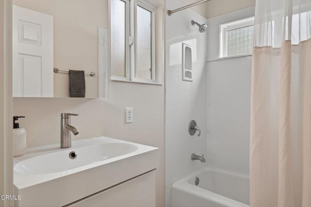 425 Rancho Drive, Ventura CA: https://media.crmls.org/mediaz/ebb901c6-0063-4c4d-92cc-7d93125de81c.jpg