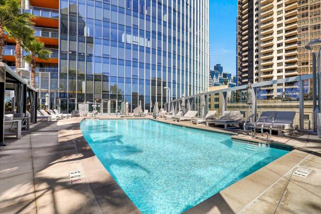 888 W E St, San Diego CA: https://media.crmls.org/mediaz/ebb97646-f997-4f0d-8288-d1601666a68e.jpg