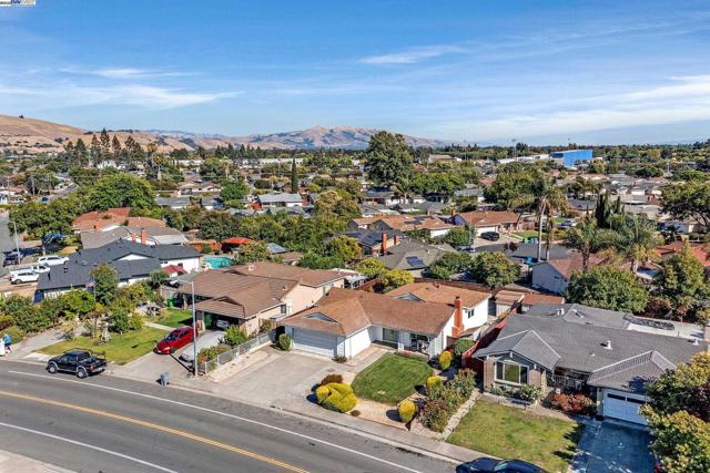 1942 Sherman Dr, Union City CA: https://media.crmls.org/mediaz/ebb9f122-3732-44f3-8e62-f215d47d5c60.jpg