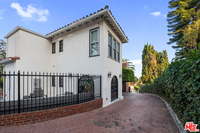 6801 Iris Circle, Los Angeles CA: https://media.crmls.org/mediaz/ebba5bc8-28a0-41c1-87b6-8f13062c14c9.jpg